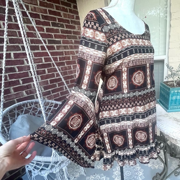 Patterned Lady’s Dress with Open Back and Ruffle Trim; Size Small - Picture 4 of 6